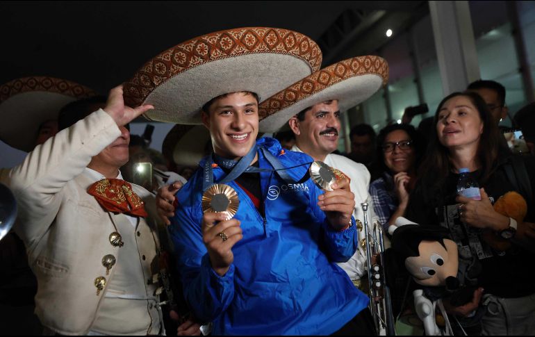 El joven clavadista fue recibido con música de mariachi. SUN/ D. S. Sánchez.