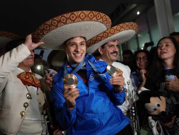 El joven clavadista fue recibido con música de mariachi. SUN/ D. S. Sánchez.