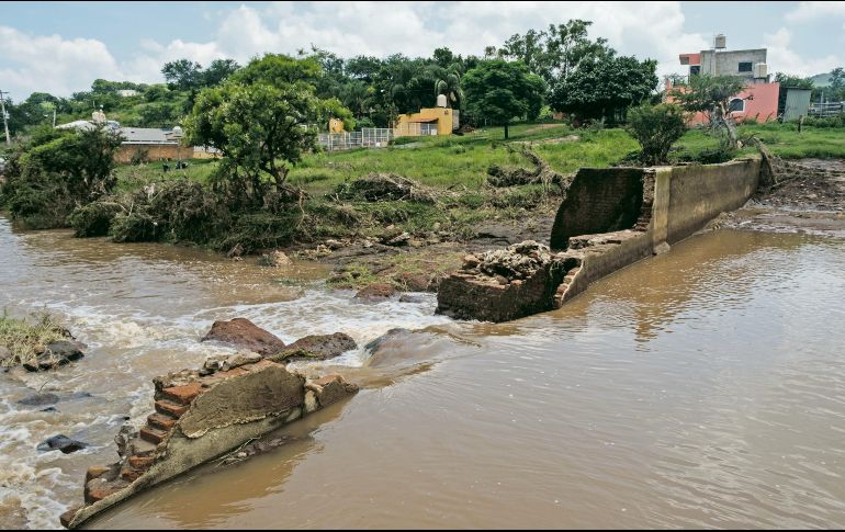 Aspecto de la Presa La Tecata, que no soportó las lluvias de la madrugada del miércoles pasado y tampoco contuvo el agua que inundó 159 viviendas en Zapotlanejo. EL INFORMADOR/ J. Urrutia