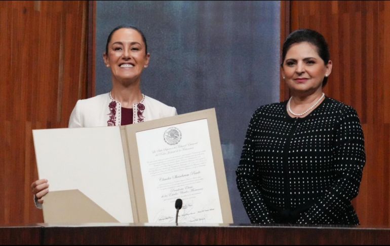 Al recibir el documento oficial de mayoría en la elección presidencial por parte de Mónica Soto, titular del TEPJF, Claudia Sheinbaum dijo que “estará a la altura de las circunstancias”. Y se comprometió a “no defraudar” a los mexicanos. X/Claudiashein