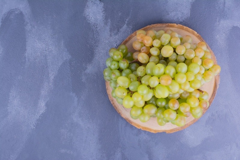 Añade un toque de salud y sabor a tus postres con la deliciosa uva verde. Freepik / @ azerbaijan_stockers