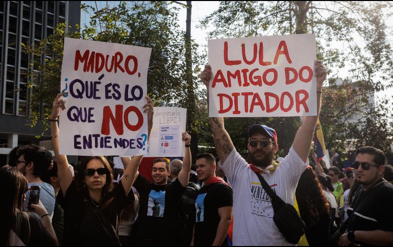 Ciudadanos venezolanos que residen en Brasil participan en una protesta este sábado, para rechazar los resultados de las elecciones celebradas el 28 julio, en Sao Paulo (Brasil). EFE/ I. Fontana.