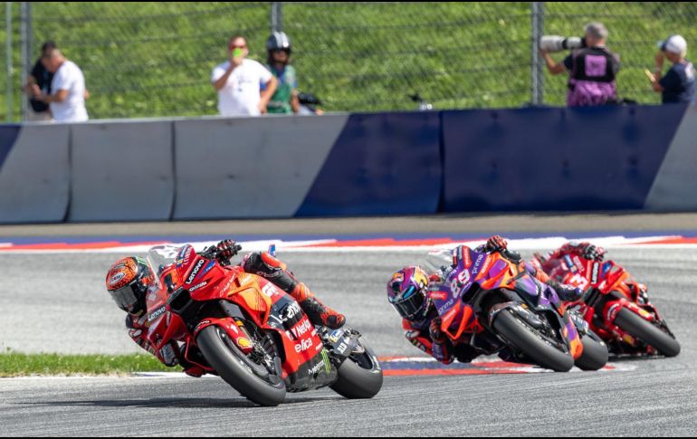 Enea Bastianini (Ducati Lenovo Team) completó el podio por delante de un Marc Márquez (Gresini Racing MotoGP™). EFE/J. GRODER