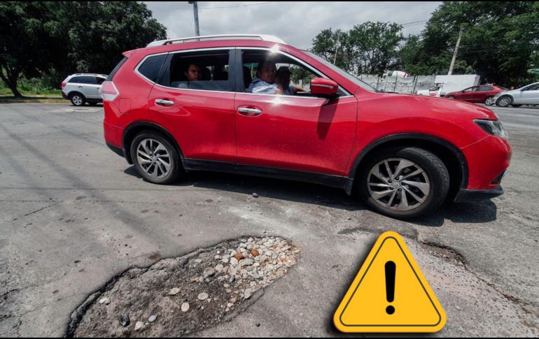 Los vehículos que no se percatan de los baches caen en el mismo, con el riesgo de que el automóvil resulte con algún daño. EL INFORMADOR/ ARCHIVO