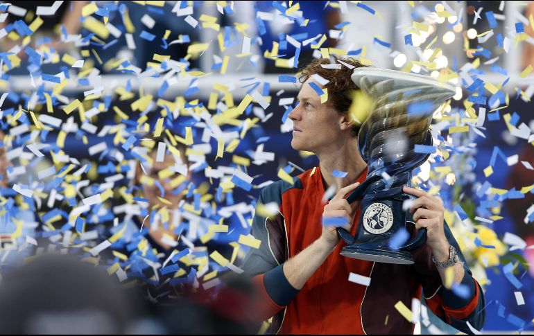 Sinner celebra con el trofeo de campeón. El próximo reto será el Abierto de Estados Unidos. EFE/M. Lyons