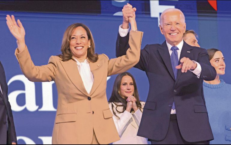 En la primera jornada de la convención demócrata, sorprendió Kamala con su llegada, que terminó con el brazo levantado por Biden. EFE