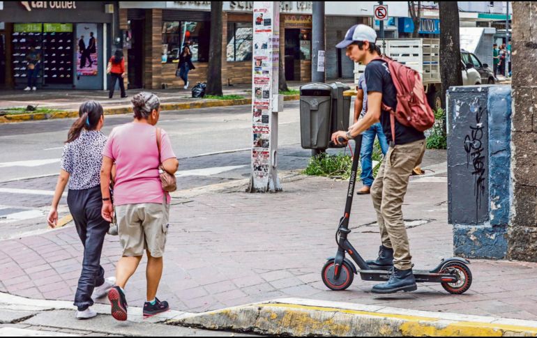 La alta velocidad con la que manejan algunos usuarios de patines, así como la invasión a espacios del peatón, como las banquetas, estarán contemplados en la iniciativa de Mónica Magaña. EL INFORMADOR/ A. Navarro