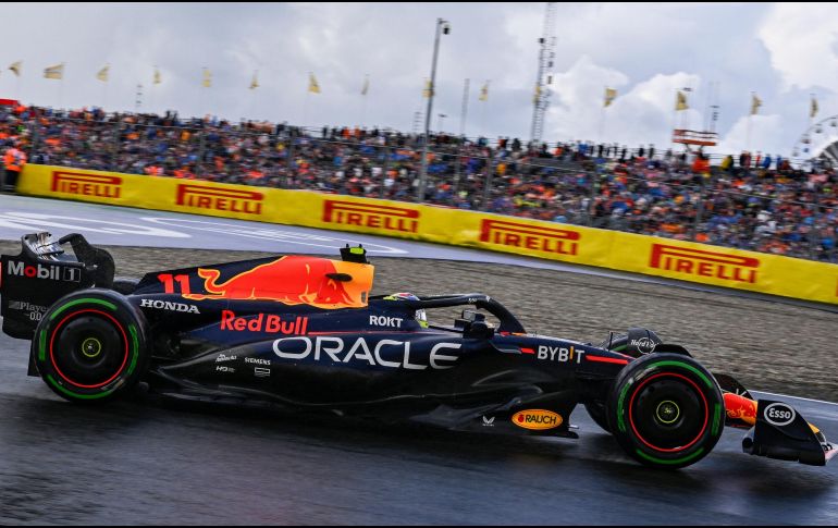 El mexicano Sergio ''Checo'' Pérez correrá su decimoquinta carrera de 2024 con Red Bull en el GP de Países Bajos este domingo 25 de agosto. AFP / ARCHIVO