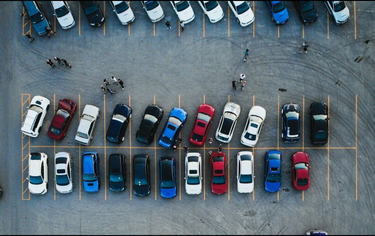 Existen dos formas comunes de estacionarse: en línea y en batería. UNSPLASH / M. BRYDON