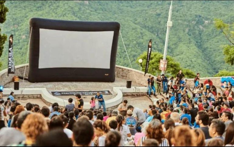 Cinema Live Guadalajara ha transformado el concepto de entretenimiento al aire libre, creando espacios de convivencia familiar y recreativa en varios puntos estratégicos de la ciudad. FACEBOOK / Cinema Live Guadalajara