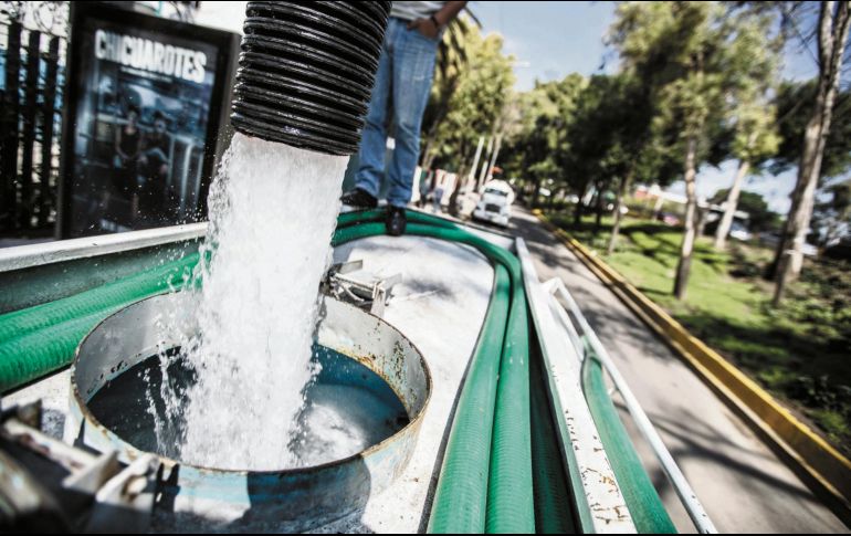 El Sacmex, en coordinación con la alcaldía Gustavo A. Madero, implementará un operativo emergente de suministro de agua potable a través de pipas gratuitas. SUN/Archivo