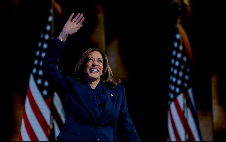 Harris, vestida de azul oscuro, utilizó su discurso, transmitido en directo por las principales cadenas de televisión del país, para narrar su historia personal, criticar al candidato republicano y expresidente Donald Trump, y explicar sus principales propuestas políticas. EFE / W. Oliver