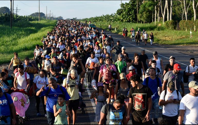 Migrantes avanzan por una carretera de Chiapas. Debido a los tiempos de espera para recibir una respuesta a su solicitud de refugio, muchos siguen hacia el centro y el norte, donde creen que hay mejores opciones de empleo. AP/E. Clemente