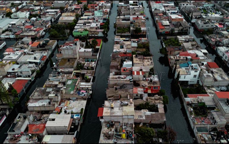 Los videos y fotografías de las aguas negras que llegan hasta las rodillas de las personas que viven en la colonia Culturas de México, han despertado la discusión. SUN / H. Salvador