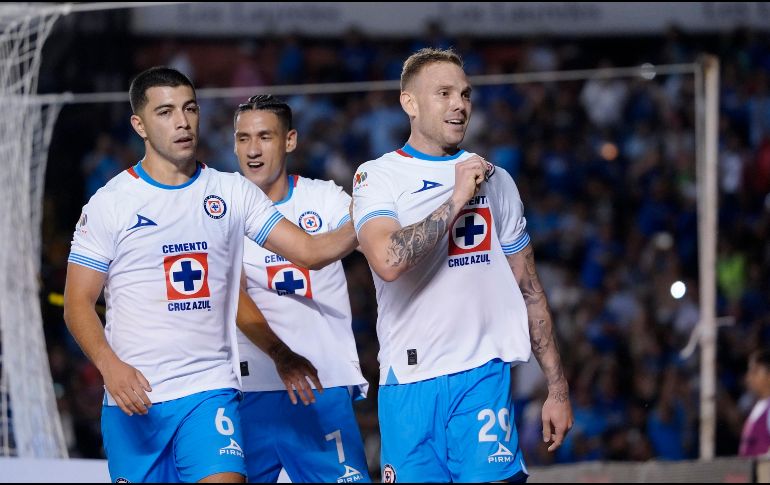 En minutos extra del encuentro de este viernes, la Máquina del Cruz Azul logró definir el encuentro, derrotando a los Gallos Blancos del Querétaro 2-0. IMAGO7