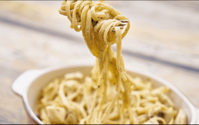 La clave para evitar que la pasta se pegue no está en añadir aceite, sino en usar una cantidad adecuada de agua. CANVA