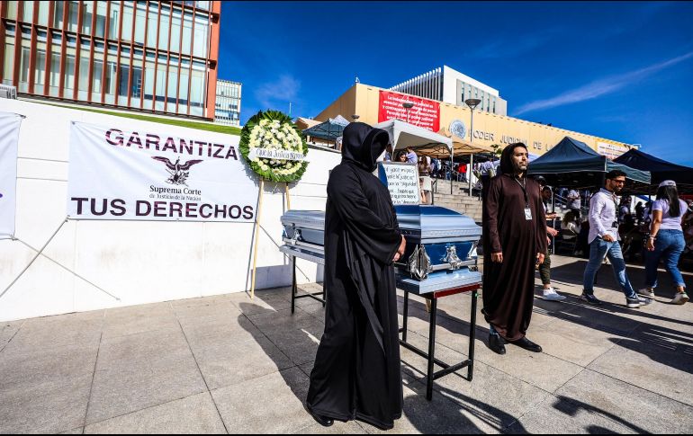 Trabajadores del Poder Judicial custodian un ataúd con una copia de la Constitución durante el paro contra la reforma frente al edificio del Poder Judicial Federal en Zapopan; debido al paro los procesos están detenidos. EL INFORMADOR/A. Navarro