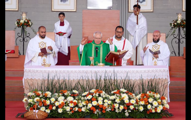 Durante el sermón el cardenal Francisco Robles Ortega, quien ofreció esta misa, instó a las familias a no perder la fe en Dios y en que sus seres queridos habrán de ser encontrados, y les pidió que sigan unidas en su lucha. EL INFORMADOR / H. Figueroa