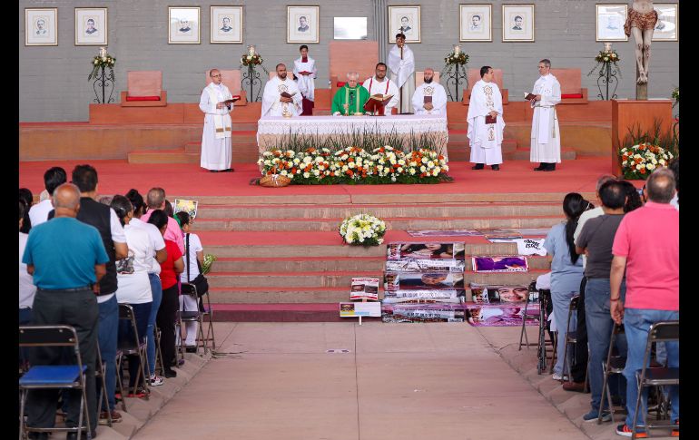 Durante el sermón el cardenal Francisco Robles Ortega, quien ofreció esta misa, instó a las familias a no perder la fe en Dios y en que sus seres queridos habrán de ser encontrados, y les pidió que sigan unidas en su lucha. EL INFORMADOR / H. Figueroa