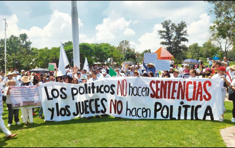 Miles de trabajadores del Poder Judicial y sus familias salieron a las calles para exigir que se frene la reforma judicial. Por su parte, Morena y aliados sostienen que ésta se discutirá a partir del 1 de septiembre. EL INFORMADOR/ J. Urrutia