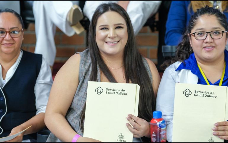 Trabajadores y trabajadoras de la salud recibieron un nombramiento definitivo, acompañados de sus familias en la Arena Astros. CORTESÍA/ Gobierno de Jalisco.