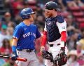 Danny Jansen (derecha) recibe un saludo de Daulton Varsho de los Azulejos de Toronto, quien lo sustituyó como bateador emergente con su anterior equipo. AP/C. Krupa