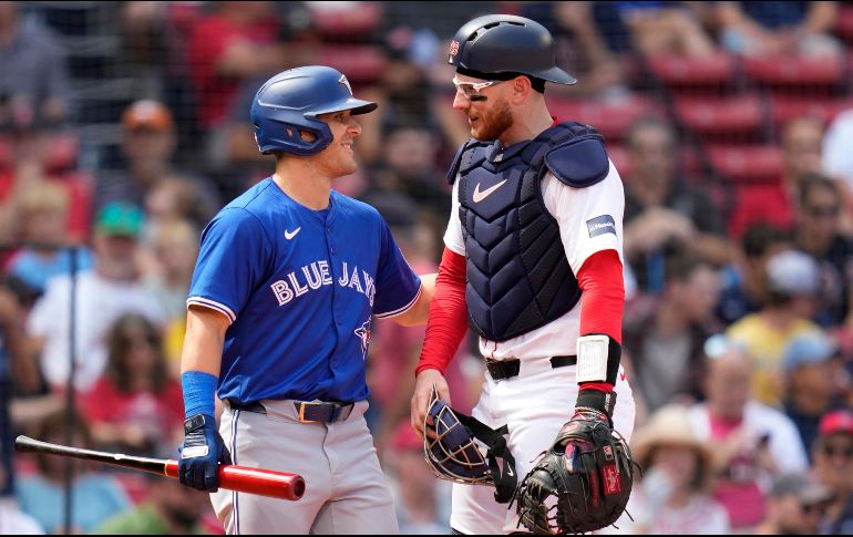 Danny Jansen (derecha) recibe un saludo de Daulton Varsho de los Azulejos de Toronto, quien lo sustituyó como bateador emergente con su anterior equipo. AP/C. Krupa