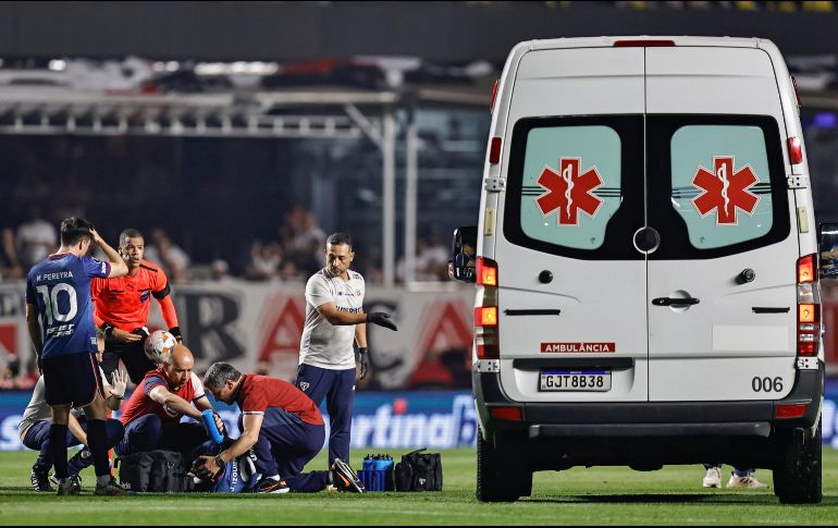 Izquierdo se desplomó tras sufrir una arritmia en los últimos minutos del encuentro que Nacional y São Paulo disputaron por la vuelta de los octavos de final de la Libertadores. EFE/ I. Fontana