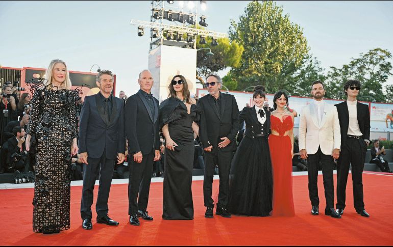 La actriz Catherine O’Hara, el actor Willem Dafoe, el actor Michael Keaton, la actriz Monica Bellucci, el director Tim Burton, la actriz Winona Ryder, la actriz Jenna Ortega, el actor Justin Theroux y el actor Arthur Conti asisten a la alfombra roja de la película de apertura “Beetlejuice Beetlejuice”. AFP