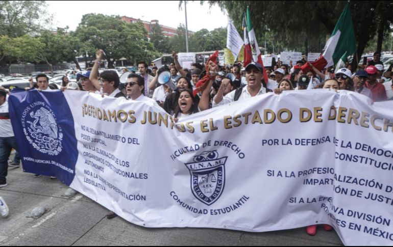 Estudiantes de la Facultad de Derecho de la Universidad Nacional Autónoma de México marcharon para protestar contra la reforma al Poder Judicial. SUN/G. Pano