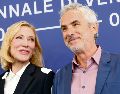 La actriz Cate Blanchett y el director Alfonso Cuarón, presentes en Venecia. EFE