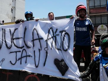 Integrantes de la barra "Comandos Azules" de Millonarios despiden a Javier Acosta. EFE/ Carlos Ortega