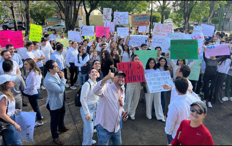 A la protesta convocada por la UP se sumaron también estudiantes de la Universidad de Guadalajara y del ITESO. ESPECIAL.