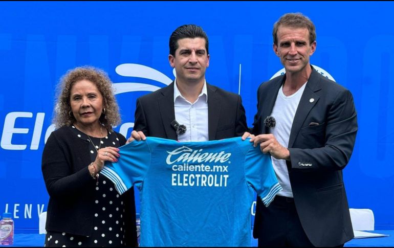 La tarde de este viernes, en las instalaciones de la Noria, se llevó a cabo el anuncio oficial de la llegada de Electrolit como nuevo patrocinador del Club Deportivo Cruz Azul. CORTESÍA