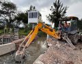 Autoridades municipales introdujeron una retroexcavadora para retirar el tapón con el fin de darle flujo al canal. ESPECIAL