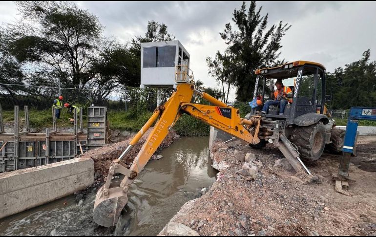 Autoridades municipales introdujeron una retroexcavadora para retirar el tapón con el fin de darle flujo al canal. ESPECIAL