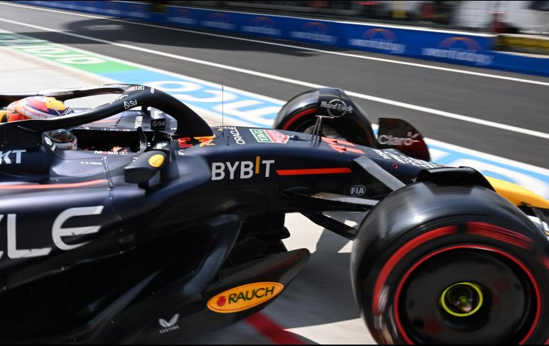 Checo Pérez se mostró optimista respecto a la carrera, confiando en que el ritmo de carrera del equipo será más competitivo que lo mostrado en clasificación. EFE / D. Dal Zennaro