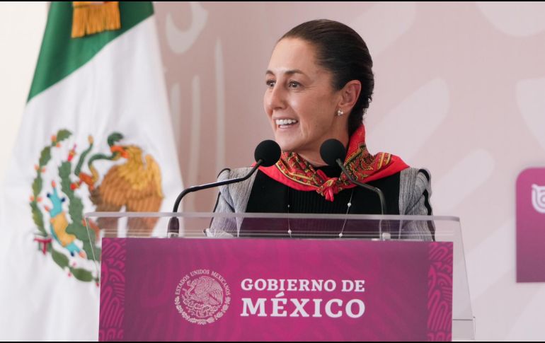 Durante la inauguración de la estación Santa Fe del Tren El Insurgente, Sheinabaum acompaño al Presidente Andrés Manuel López Obrador y anunció que ya están trabajando en analizar programas de agua. CORTESÍA/ X/@Claudiashein.