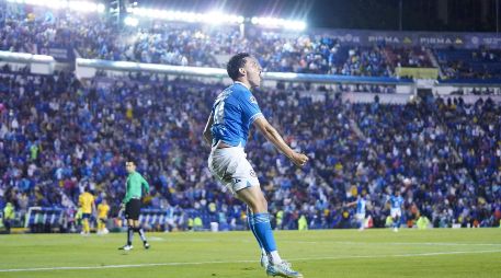 Alexis Gutiérrez celebra su gol, el tercero del Cruz Azul, que terminó una racha de tres años y siete juegos sin derrotar a las Águilas. IMAGO7/R. Vadillo