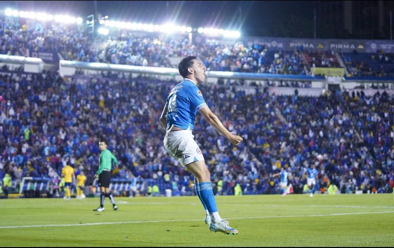 Alexis Gutiérrez celebra su gol, el tercero del Cruz Azul, que terminó una racha de tres años y siete juegos sin derrotar a las Águilas. IMAGO7/R. Vadillo