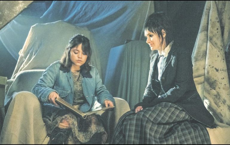 Jenna Ortega, en el rol de  “Astrid”, aparece en una escena del filme de Tim Burton, junto a Winona Ryder, en su papel de “Lydia”. CORTESÍA