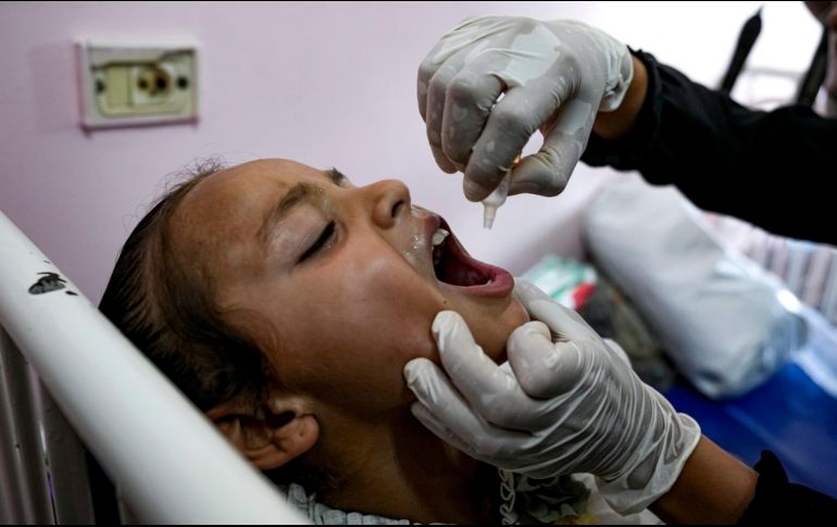 Se busca inmunizar contra la polio a más de 640 mil niños. AP/A. Hanna