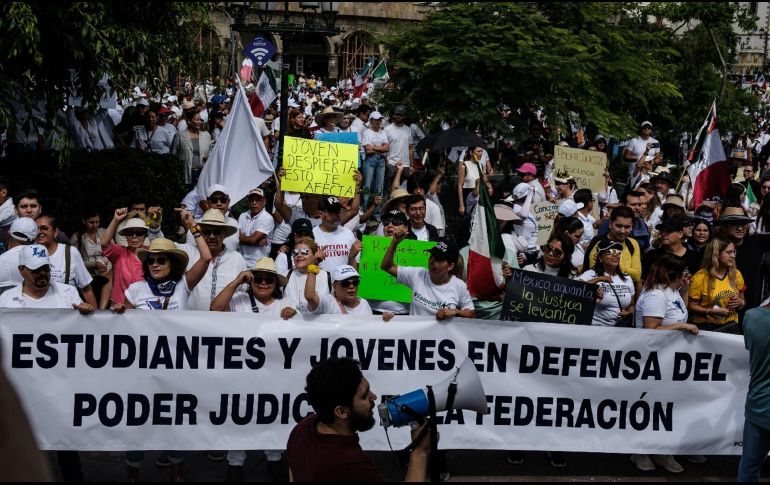 De acuerdo con el conteo que realizó la Comisaría de la Policía de Guadalajara, a la manifestación acudieron alrededor de 800 personas. EL INFORMADOR / J. URRUTIA