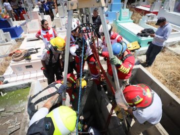 Cerca de las 13:00 horas se reportó que un hombre había caído al interior de la cripta, por lo que personal de Protección Civil de Guadalajara llegó al lugar para comenzar con las labores de rescate. CORTESÍA / Protección Civil y Bomberos de Guadalajara