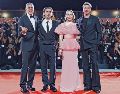 George Clooney, Austin Abrams, Amy Ryan y Brad Pitt a su paso por la alfombra roja el día de hoy en Venecia. EFE