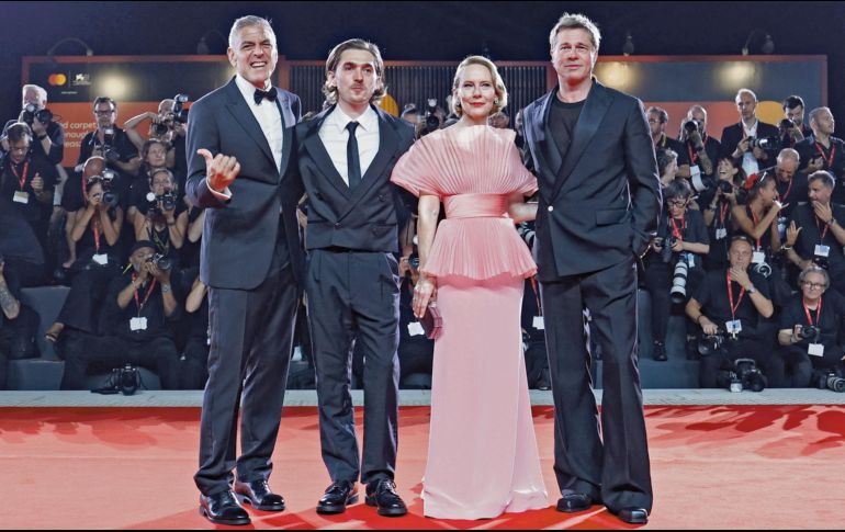 George Clooney, Austin Abrams, Amy Ryan y Brad Pitt a su paso por la alfombra roja el día de hoy en Venecia. EFE