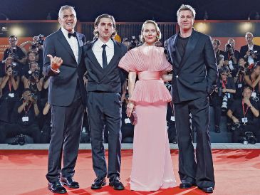 George Clooney, Austin Abrams, Amy Ryan y Brad Pitt a su paso por la alfombra roja el día de hoy en Venecia. EFE