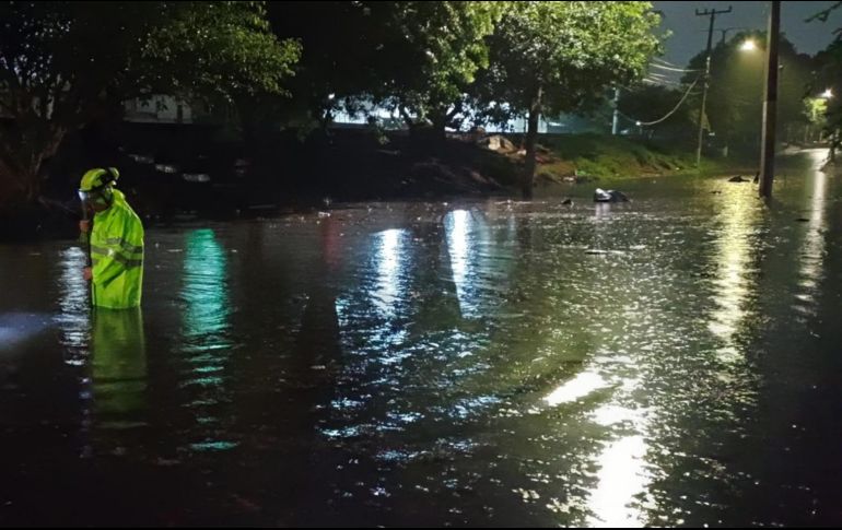 Distintos puntos de la ZMG se vieron afectados por la lluvia que cayó durante el amanecer. ESPECIAL/ Protección Civil