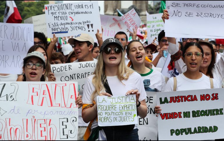 Estudiantes de Derecho y trabajadores del poder judicial protestan en contra de la reforma judicial. EFE/ M. Guzmán.