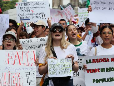 Estudiantes de Derecho y trabajadores del poder judicial protestan en contra de la reforma judicial. EFE/ M. Guzmán.